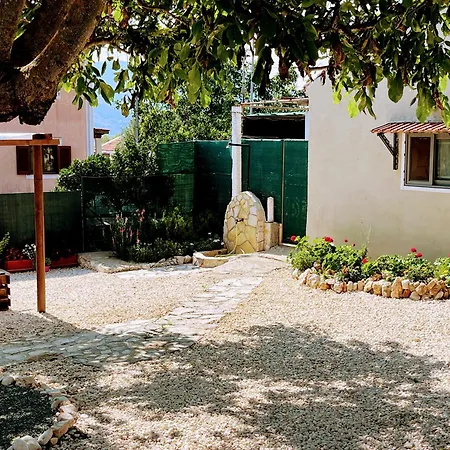 Nikos Villa Pouláta