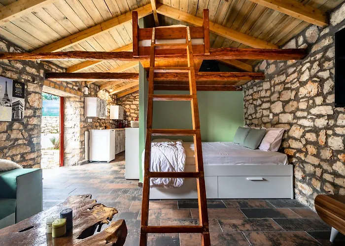 Nikos Villa *